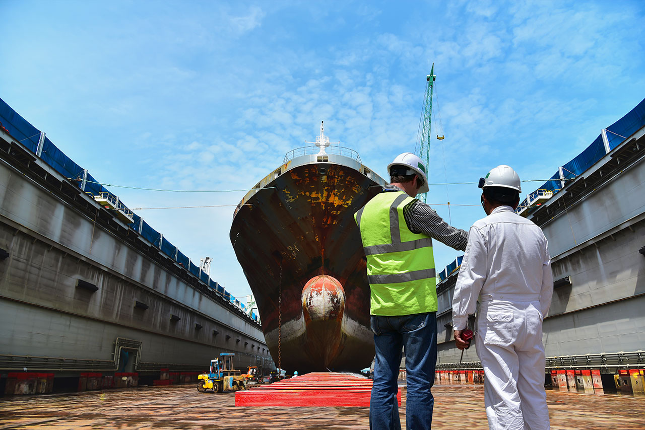 engineering,shipyard,working,in,dry,dock,yard,the,bulk,carrier